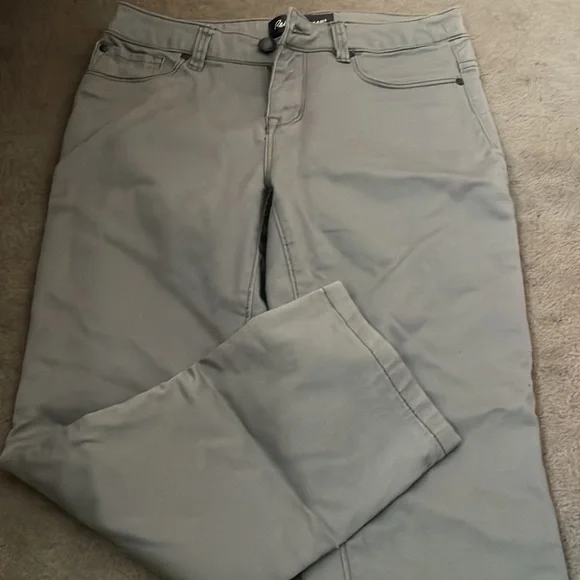 Capris - Picture 2 of 4